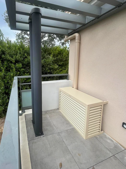 Terrasse extérieure avec pergola en aluminium anthracite