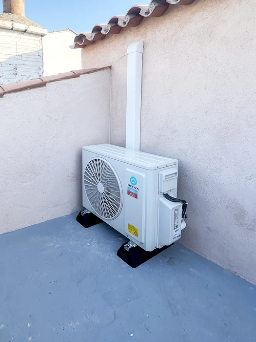 Unité extérieure de climatisation split system installée sur une terrasse extérieure