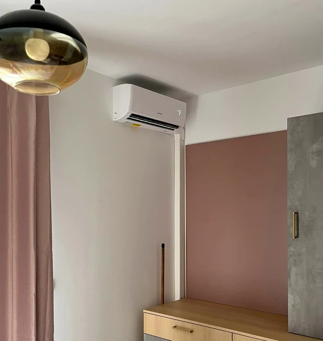 Bâtiment industriel en crépi beige avec signalétique EMS climatisation-plomberie