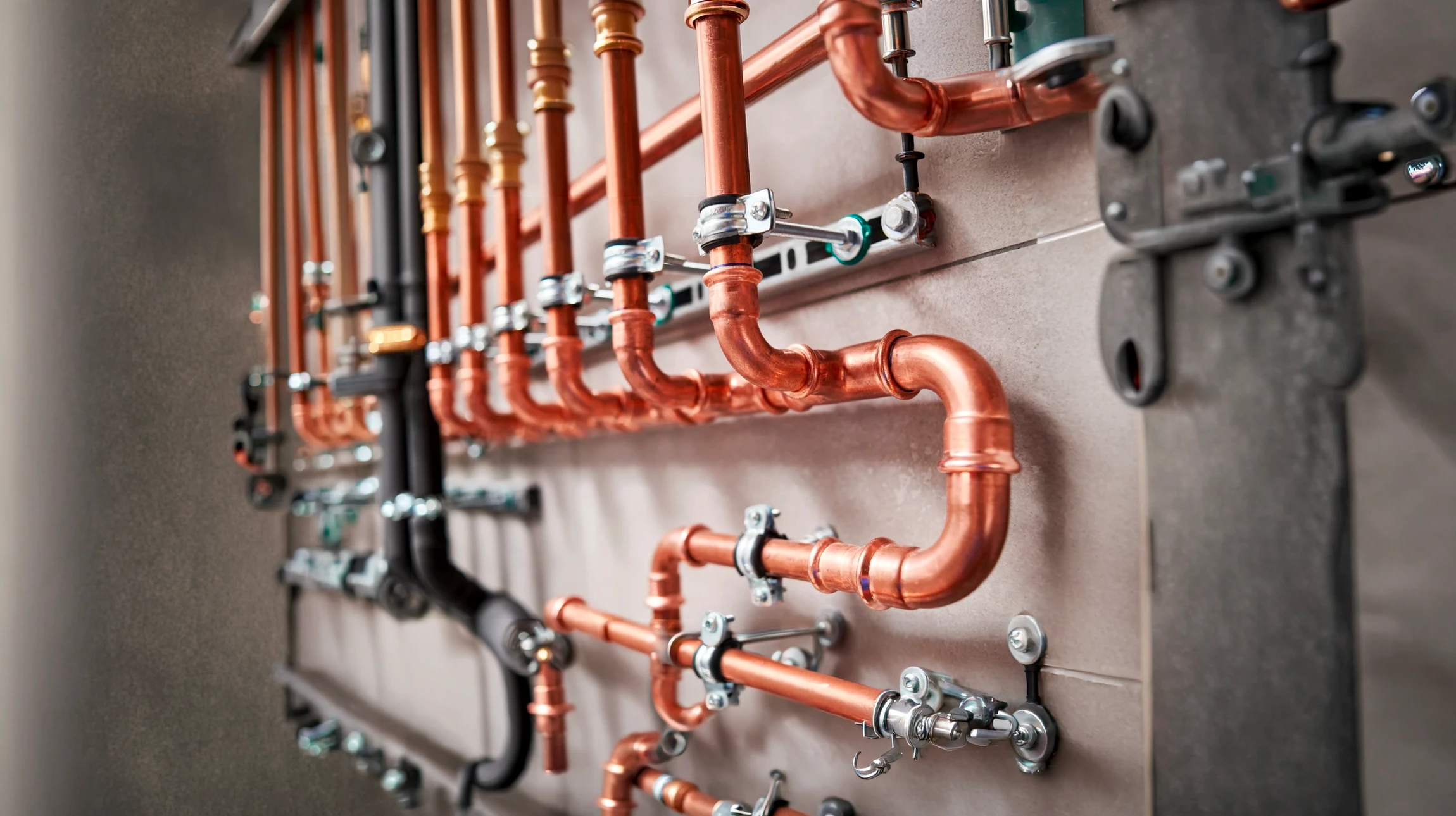 Scène intérieure de plomberie avec intervention sur canalisations