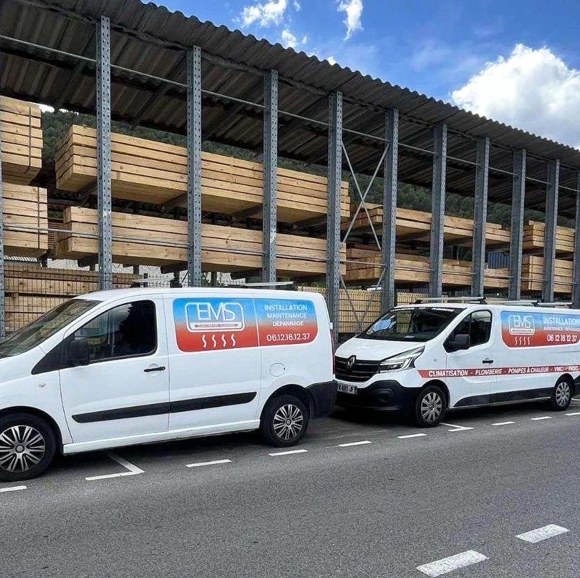 Technicien en climatisation travaillant sur une installation extérieure d'unités de climatisation